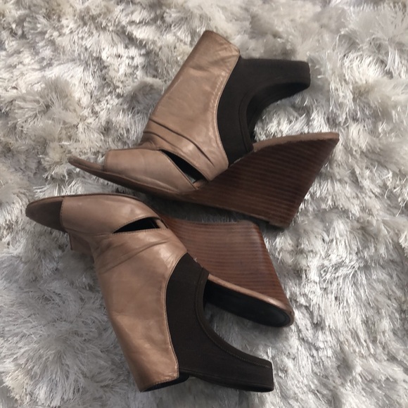 VINCE CAMUTO VADO Tan leather Wedge Sandal - Picture 6 of 15